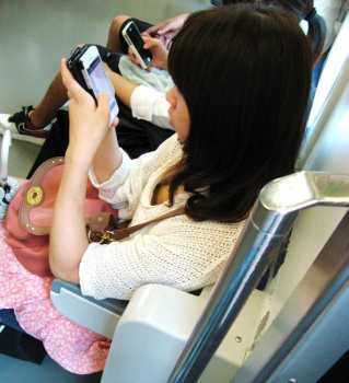 【画像】電車の中でチラチラ乳首が見えていた女子たちを胸チラ盗撮！の画像