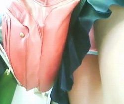 【パンチラ盗撮】チキン男さんの制服ウォッチング！大好きなピンクでキメコーデ♪の画像