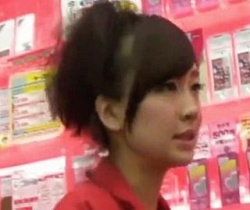 これはイイ女www携帯ショップ店員のお姉さんのパンチラGETの画像