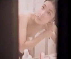 民家風呂隠し撮り　お風呂上がりの女の子がカメラの方をチラチラ…の画像