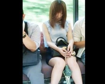 電車内でぼんやりしている美人さんを正面から隠し撮り！の画像