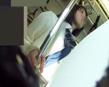電車で見かけた制服美少女を舐めるように隠し撮りの画像