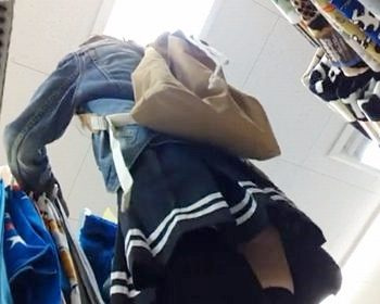 黒ニーハイ×食い込み白P！ショッピング中の女の子を背後からこっそり隠し撮りの画像