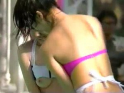 水上相撲　水泳大会の女子水上相撲で水着を引っ張りすぎておっぱいポロリ！の画像