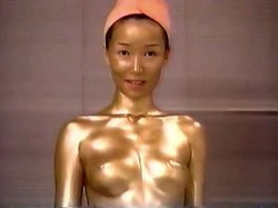 【特ホウ王国】日本一まぶしいすっぽんぽんの女性！全裸で金粉エステを受ける女性を取材！の画像