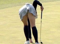 女子ゴルフ　カップインしたボールを取る時のパンチラバックショット！の画像