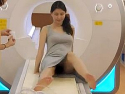 橋本マナミ　病院でMRI検査！検査着からノーパンの下半身見えちゃうハプニング！の画像