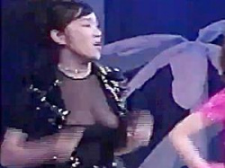 西田ひかる　谷間が見えるセクシー衣装で踊ったら、徐々にズレて二プレスおっぱいポロリ！の画像