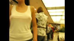 ショッピング中のノーブラタンクトップ女性の透け乳輪を隠し撮りｗｗｗ【海外盗撮】の画像
