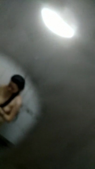 【覗き】民家の風呂場の窓の外からシャワーを浴びる巨乳JDの裸体を隠し撮りｗｗｗ【盗撮】の画像