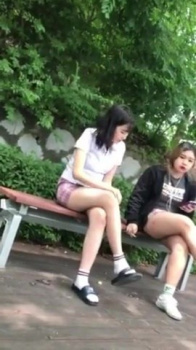 韓国のヤンキーJKが公園のベンチに座り唾吐きまくってるところをこっそり隠し撮りｗｗｗ【盗撮・コリアン娘】の画像