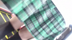 駅のエスカレーターで制服ニーソ女子のスカートの中パンツを隠し撮りｗｗｗ【盗撮・パンチラ・逆さ撮り】の画像