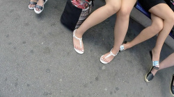 【盗撮】バス停のベンチに座ってる素人女子のサンダル履き美脚を隠し撮りｗｗｗ【街撮り】の画像