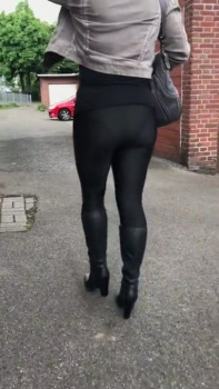 ブラックレギンスブラックブーツ女性の背後から透けてるパンツ撮影ｗｗｗ【パンチラ】の画像