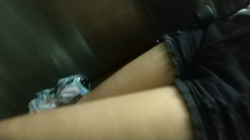 エレベーター内でホットパンツ女子のむっちり太もも隠し撮りｗｗｗ【盗撮】の画像