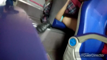 【パンチラ】走行中のバス内で制服女子の座り水色パンティ隠し撮りｗｗｗ【盗撮】の画像