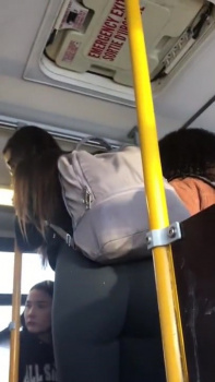 混んでるバス内で立ってる女子のレギンス尻を隠し撮りｗｗｗ【盗撮】の画像