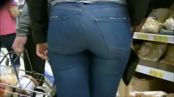 スーパーでピチピチタイトジーンズ履いた女性のパツパツデカ尻隠し撮りｗｗｗ【盗撮】の画像