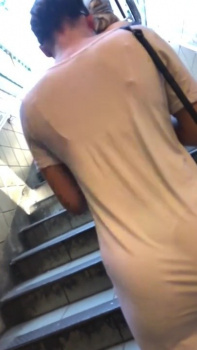 【パンチラ】駅の階段で真っ白ミニワンピ着用女性の透けパン透けブラ隠し撮りｗｗｗ【盗撮】の画像