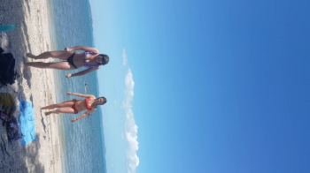 海から上がってきたビキニ女性2人を隠し撮りｗｗｗ【海外ビーチ盗撮】の画像