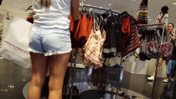 ショッピング中の生脚ホットパンツ娘を隠し撮りｗｗｗ【海外盗撮】の画像
