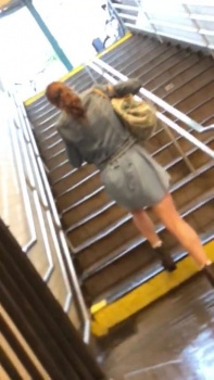 【パンチラ】駅から地上に出る階段でミニスカお姉さんを逆さ撮り赤パンティ隠し撮りｗｗｗ【海外盗撮】の画像