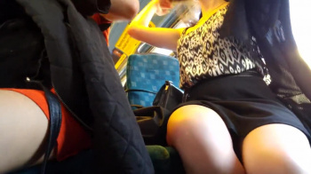 座席に座り脚を組むミニスカ女性のむっちり太ももを隠し撮りｗｗｗ【海外盗撮】の画像