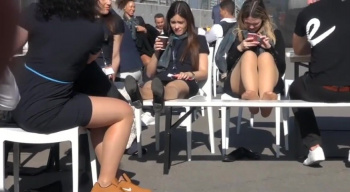 野外のベンチに座ってるミニスカ制服女性の足裏デルタゾーンを隠し撮りｗｗｗ【海外盗撮】の画像