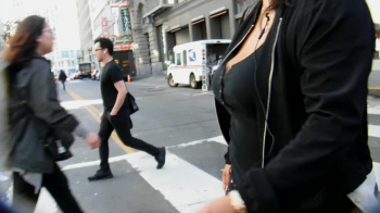 街中でおっぱい揺らして歩くぽっちゃり女性を隠し撮りｗｗｗ【盗撮】の画像