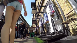 街中で美脚ホットパンツ女性のエロいハミケツを追跡隠し撮りｗｗｗ【海外盗撮】の画像