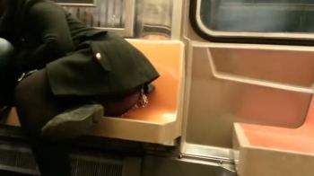 電車内で前の座席の黒タイツ着用お姉さんを隠し撮りｗｗｗ【盗撮・pornhub】の画像