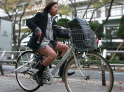 女子高生の自転車通学風景の画像