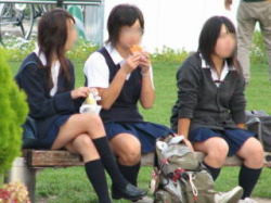 女子高生制服座り画像の画像