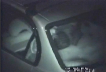 【カーセックス】これは危険な本物盗撮ですね！真夜中の駐車場でカメラ小僧が隠し撮りしたやばいやつです。の画像