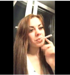 【スモーキング】ライブストリームでタバコを吸っているお姉さん『Candid 327』【喫煙+smoking+livestream+ライブチャット+Nikomaster】の画像