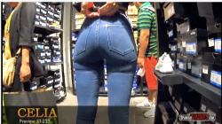 【街撮り】デニムのジーンズのお尻のフェチビデオでしょうか。セクシーな足の長いお姉さん。お尻をアピールしながら買い物をしています。『スーパータイトジーンズのモールで』【Spanish Tights】の画像