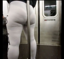 【街撮り】ヨガパンツの巨尻奥様。地下鉄の中でポールが食い込みます『ポールに寄りかかって電車の中で白いレギンスを透けて見える大きな戦利品のラティーナ』【voyeurcouplenyc】の画像