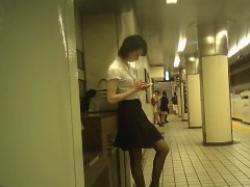【盗撮】地下鉄の駅で見かけた美脚美人OLをじっくり盗撮！の画像