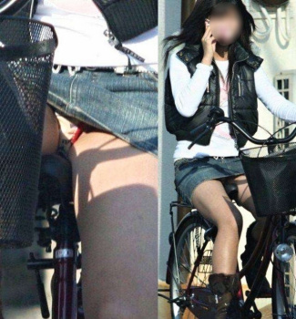 自転車のミニスカお姉さんパンツが丸見えで超絶シコｗの画像