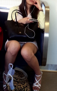 【電車でパンチラ】座った向かいがスカートでパンツが見えたときの感動ｗｗの画像