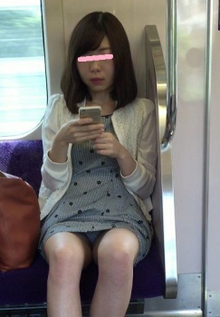 【パンツ見えてます】電車でスキ見せてる女子のパンチラがコチラｗｗｗｗｗの画像