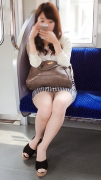 【電車パンチラ】対面のお姉さんがパンチラしている～ｗｗの画像