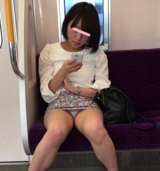 【電車でパンチラ】向かいのお姉さんがパンチラしてるんで降りる駅過ぎてしまったんだがｗの画像