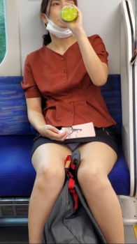 電車でパンチラ見るのはスカート女子の対面に座るのが鉄則！の画像