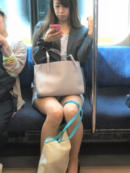電車で向かいの席のまんさんがパンチラしていたらどうする？の画像