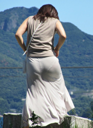 【すけすけ】スカートからパンツの線やスケスケ丸見えのオンナを発見撮影成功ｗｗｗｗｗの画像