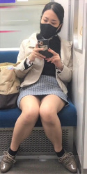 スマホに夢中な対面の女さんがパンチラしてるわｗｗｗｗｗｗｗｗの画像