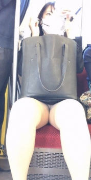 通勤快速パンチラ列車ｗ発車しま～す　part 22の画像