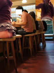 超ミニスカ素人女子がパンツ丸出しで座ってるところを激写！の画像