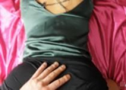ムチムチした身体がエロい緑光沢サテンキャミソールの女性と着衣ハメ撮り動画！の画像